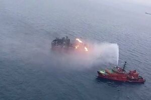 Танкеры попеременно тушит морской буксир "Меркурий"