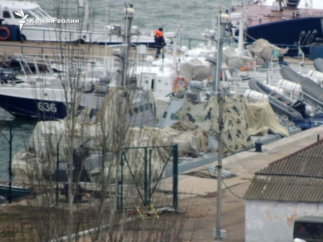 Оба военных катера переместили ближе к берегу и накрыли маскировочной сетью