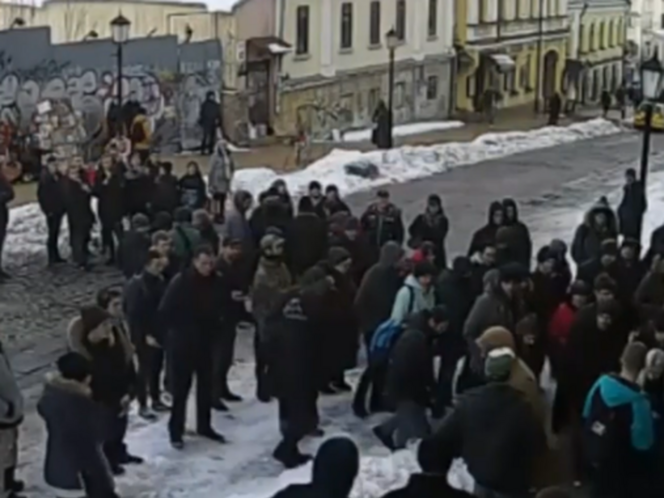 Не подозревавшие о розыгрыше люди выстроились на Андреевском спуске, чтобы скандировать кричалки в поддержку несуществующего политика