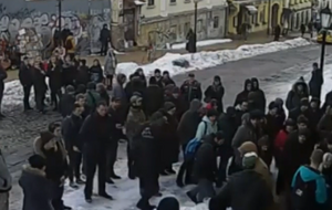 Не подозревавшие о розыгрыше люди выстроились на Андреевском спуске, чтобы скандировать кричалки в поддержку несуществующего политика