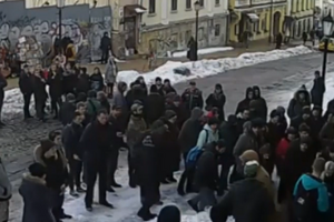 Не подозревавшие о розыгрыше люди выстроились на Андреевском спуске, чтобы скандировать кричалки в поддержку несуществующего политика