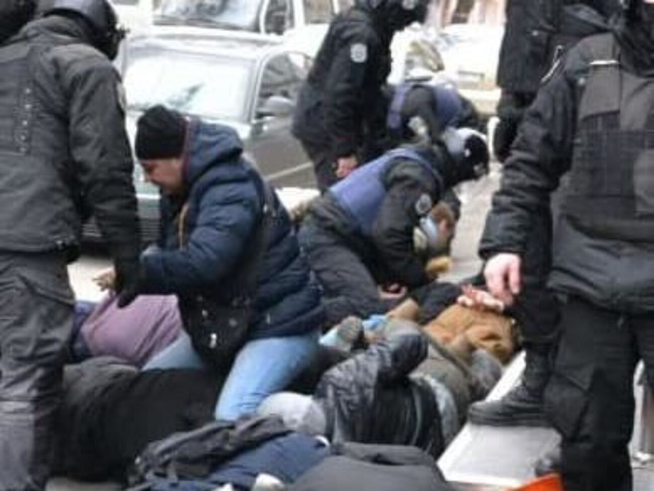 Активисты сообщали, что в избиении принимал участие человек в гражданской одежде