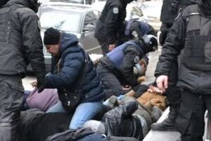 Активисты сообщали, что в избиении принимал участие человек в гражданской одежде