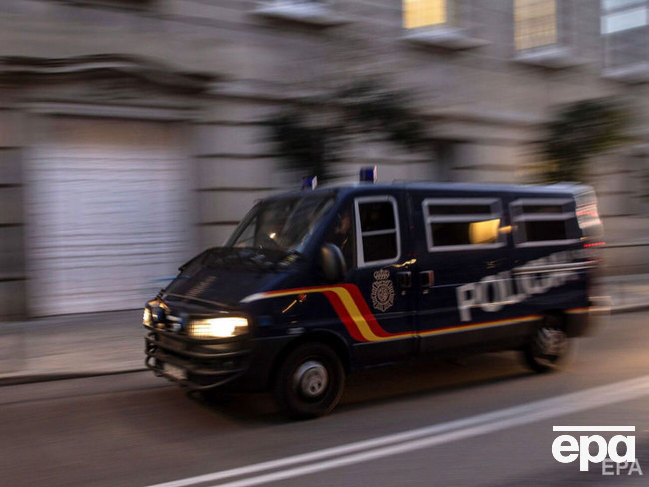 Полицейские фургоны с каталонскими политиками покинули тюрьму и направляются в Верховный суд