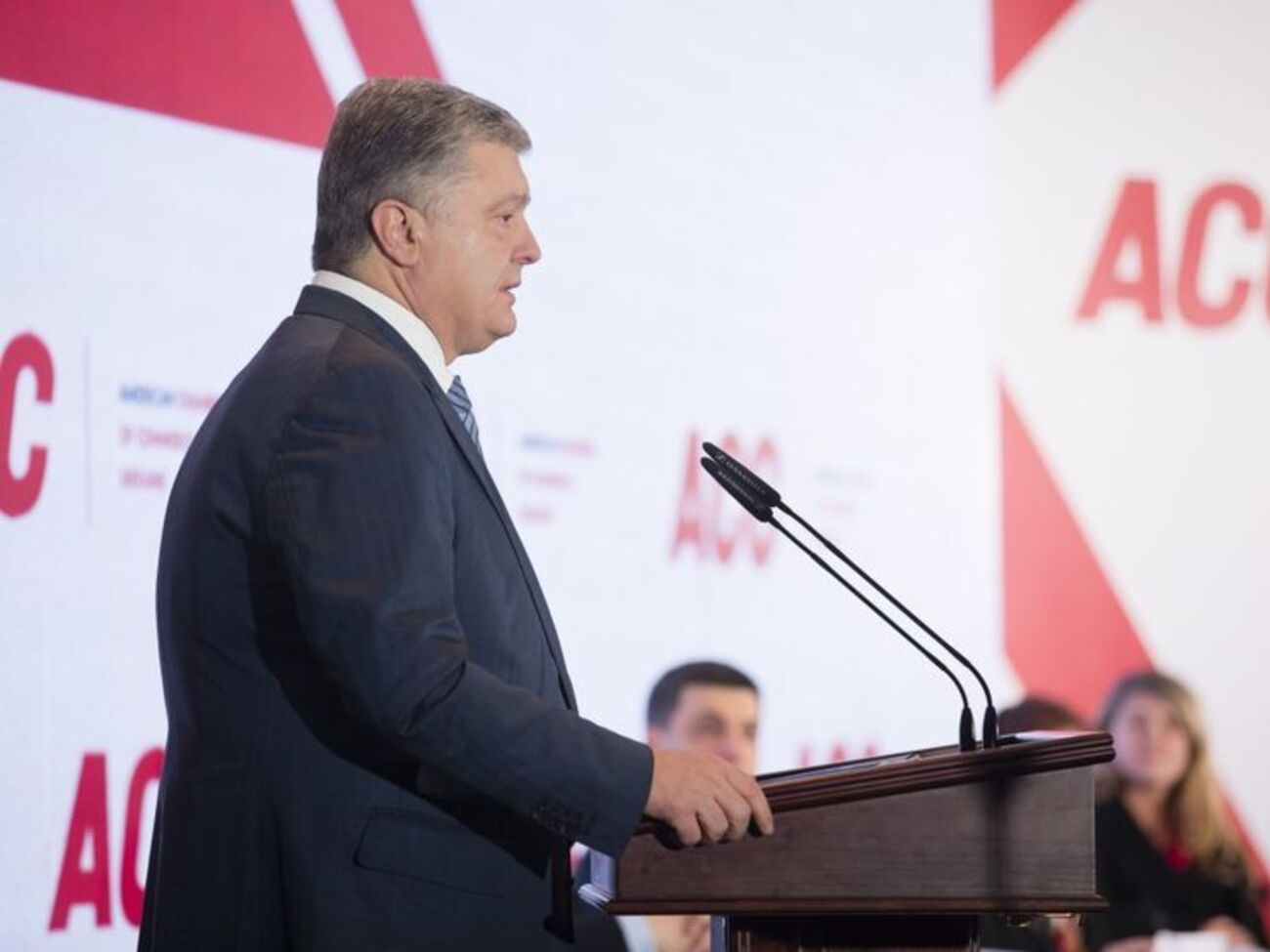 Порошенко отметил, что нужно также продолжать борьбу с коррупцией и провести&nbsp;приватизацию "раздутого государственного сектора экономики"