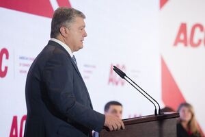 Порошенко отметил, что нужно также продолжать борьбу с коррупцией и провести приватизацию "раздутого государственного сектора экономики"