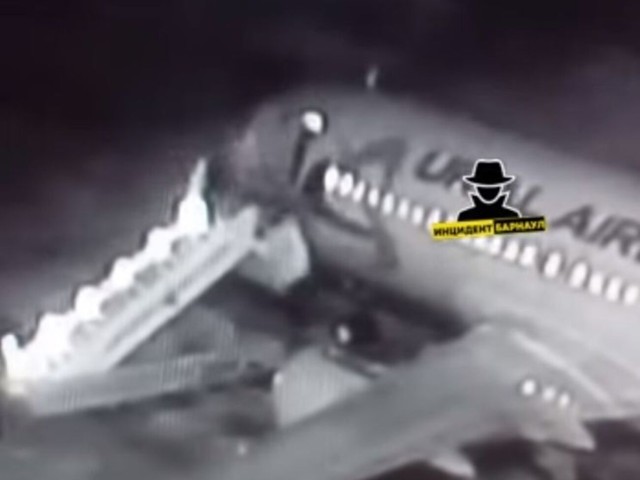 В результате поломки с трапа упали шесть человек