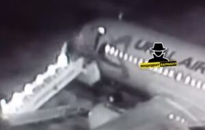 В результате поломки с трапа упали шесть человек