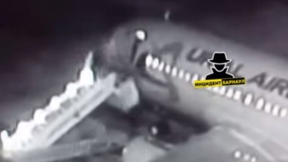 В результате поломки с трапа упали шесть человек