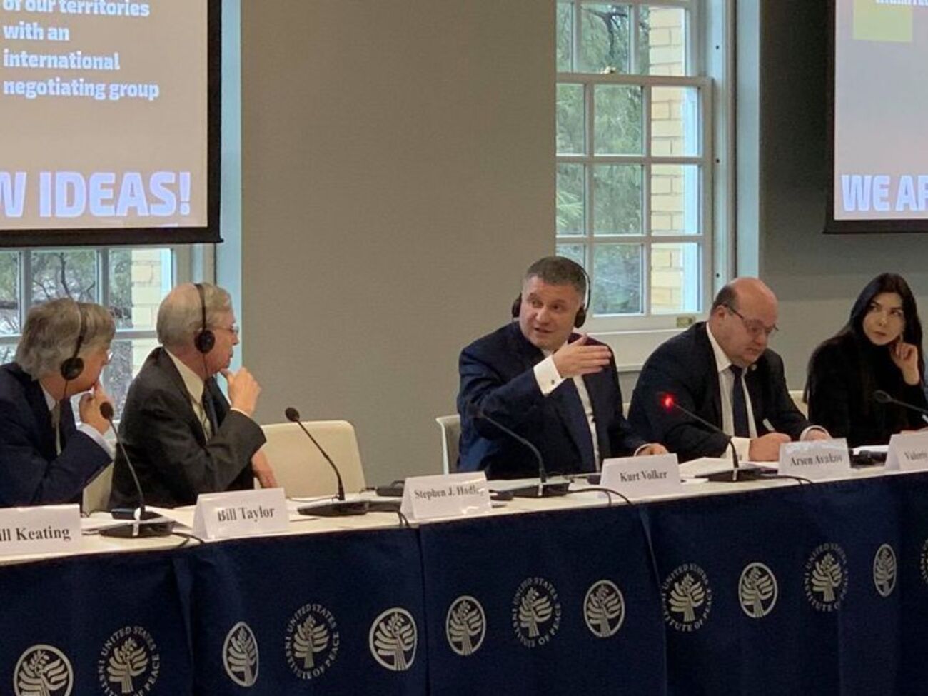 Аваков принял участие в заседании круглого стола в Институте мира