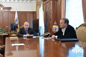 Медведчук (справа) является кумом Путина
