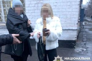 Чиновницю затримали під час отримання хабара