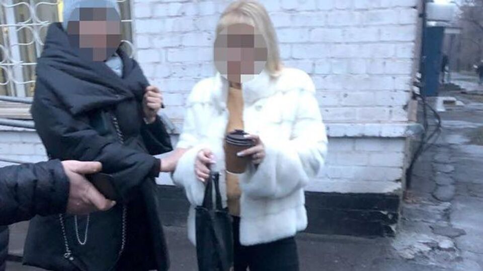 Чиновницю затримали під час отримання хабара