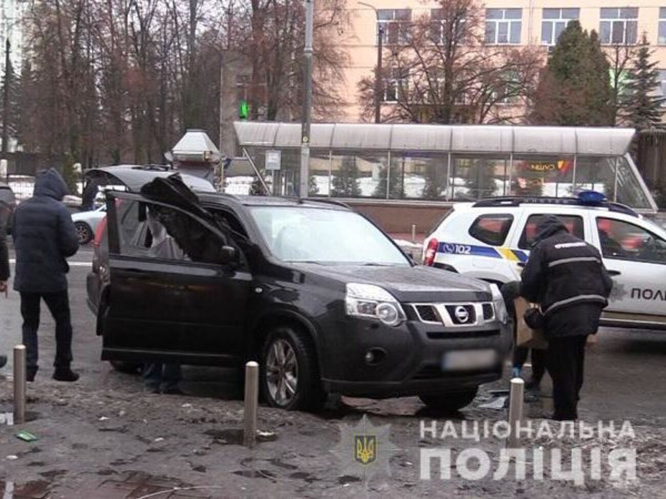 Поліція: Невідомі в масках заблокували Nissan потерпілого