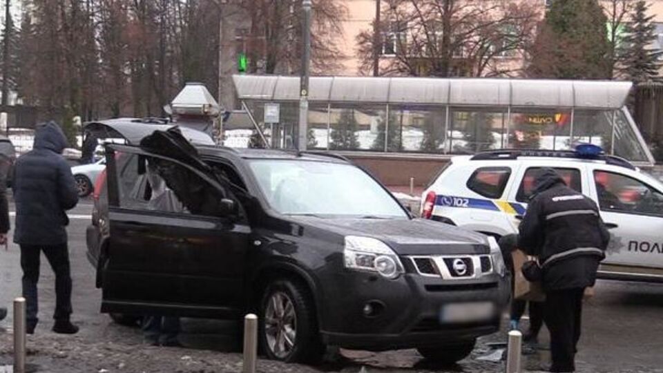 Поліція: Невідомі в масках заблокували Nissan потерпілого