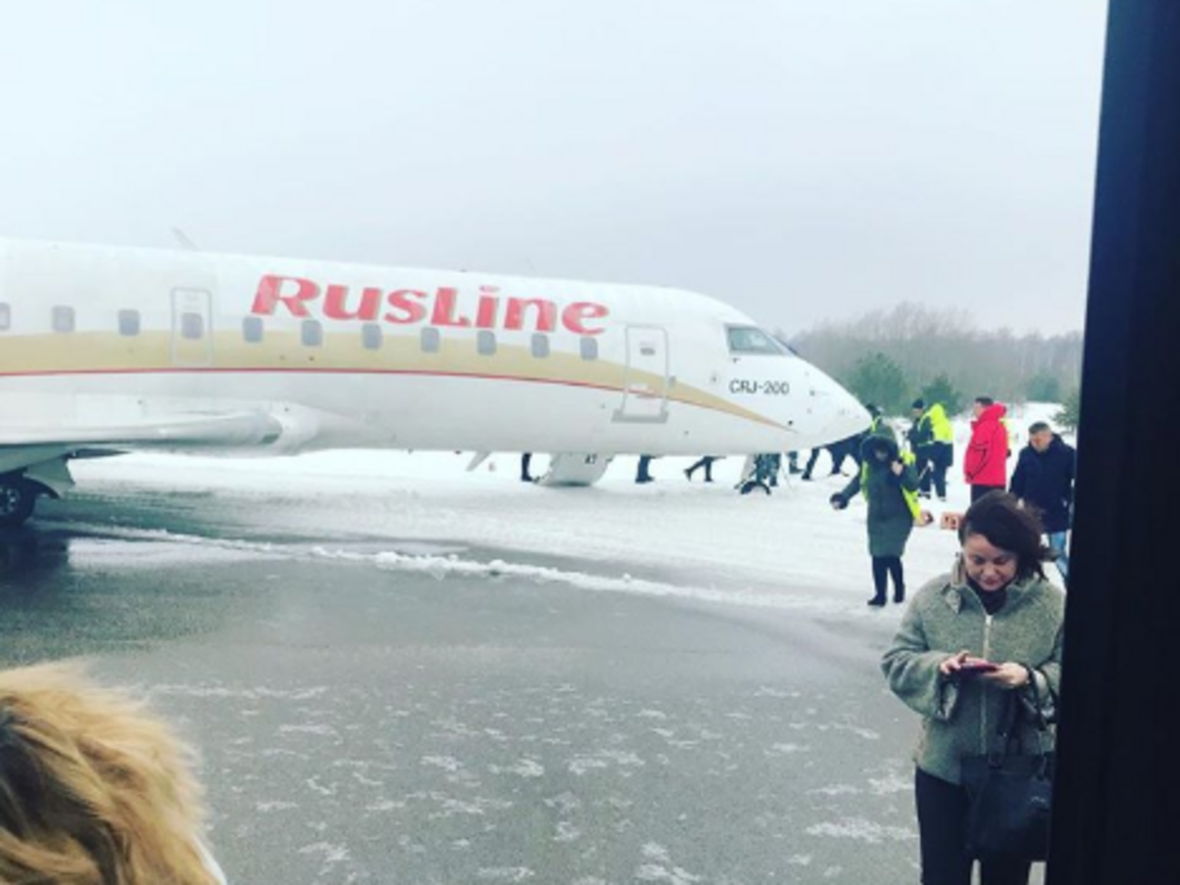 По словам представителя аэропорта, из пассажиров никто не пострадал