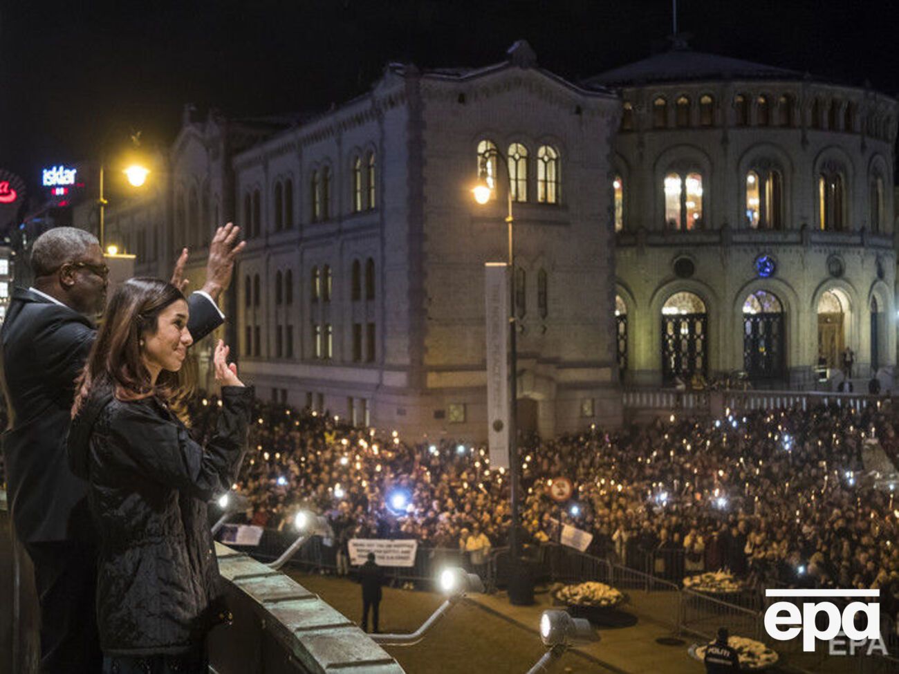 Лауреати премії миру за 2018 рік Муквеге і Мурад вітають публіку в Осло