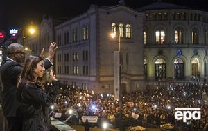Лауреати премії миру за 2018 рік Муквеге і Мурад вітають публіку в Осло