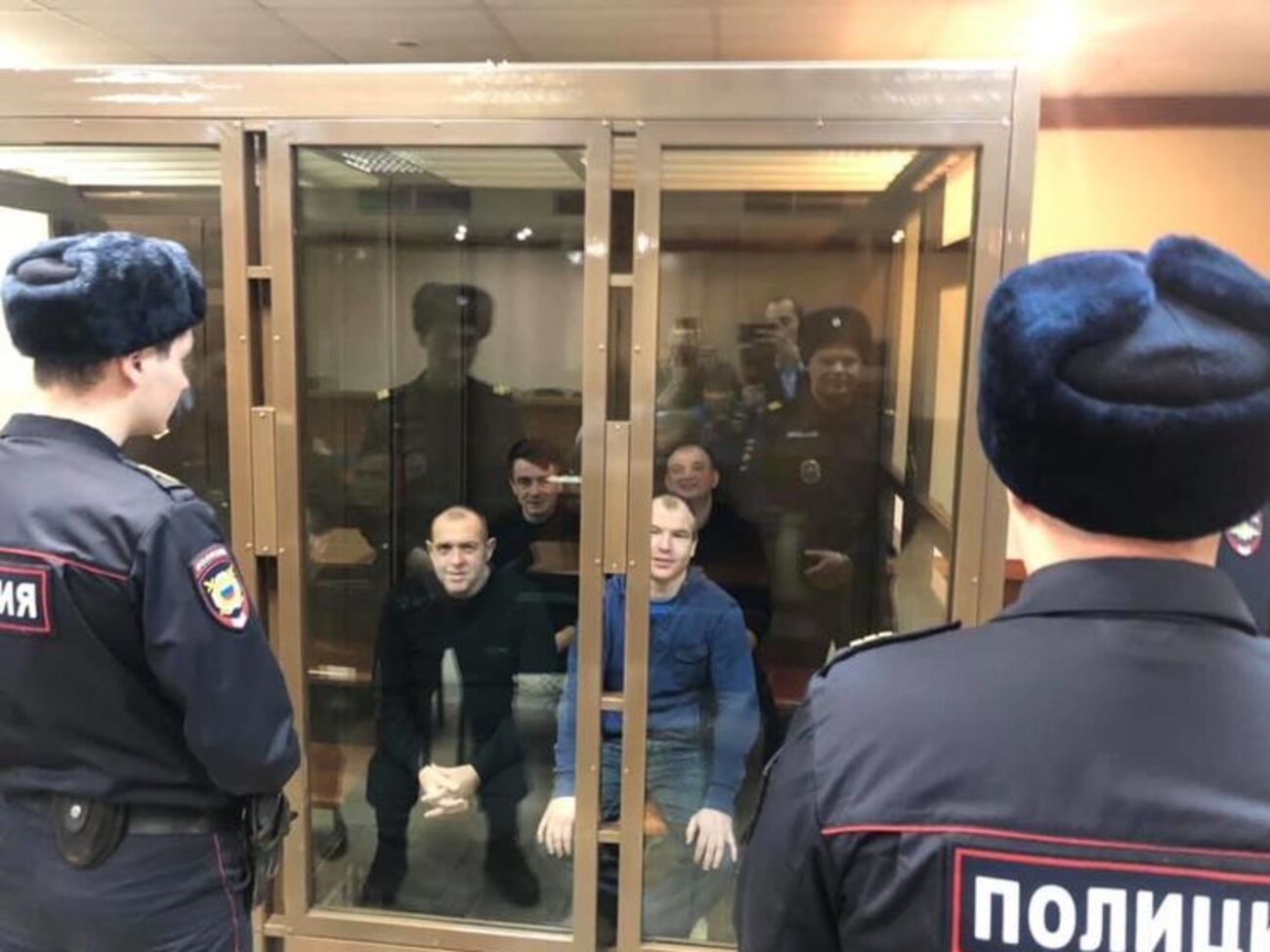Поддержать украинских моряков в суд пришли дипломаты и активисты