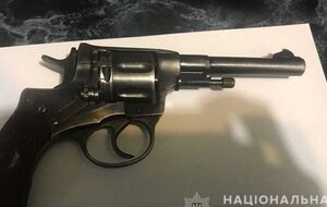 Оперативники изъяли огнестрельное оружие системы "Наган", пять гильз и два патрона