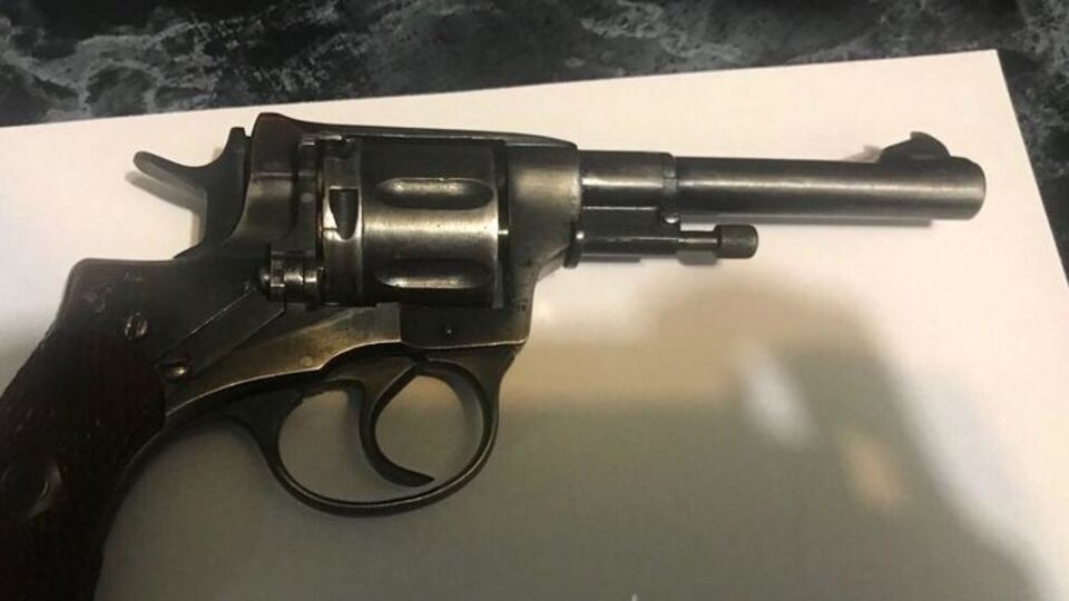 Оперативники изъяли огнестрельное оружие системы "Наган", пять гильз и два патрона