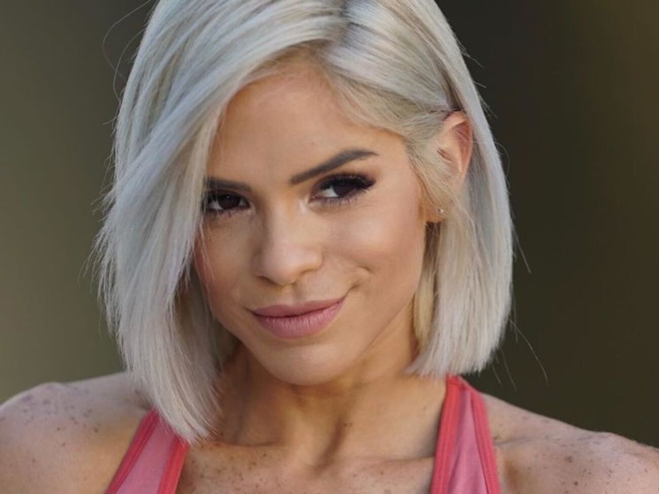 Модель продемонстрировала укус свиньи