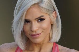 Модель продемонстрировала укус свиньи