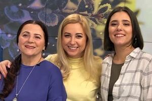 Тоня Матвієнко заспівала з мамою і дочкою