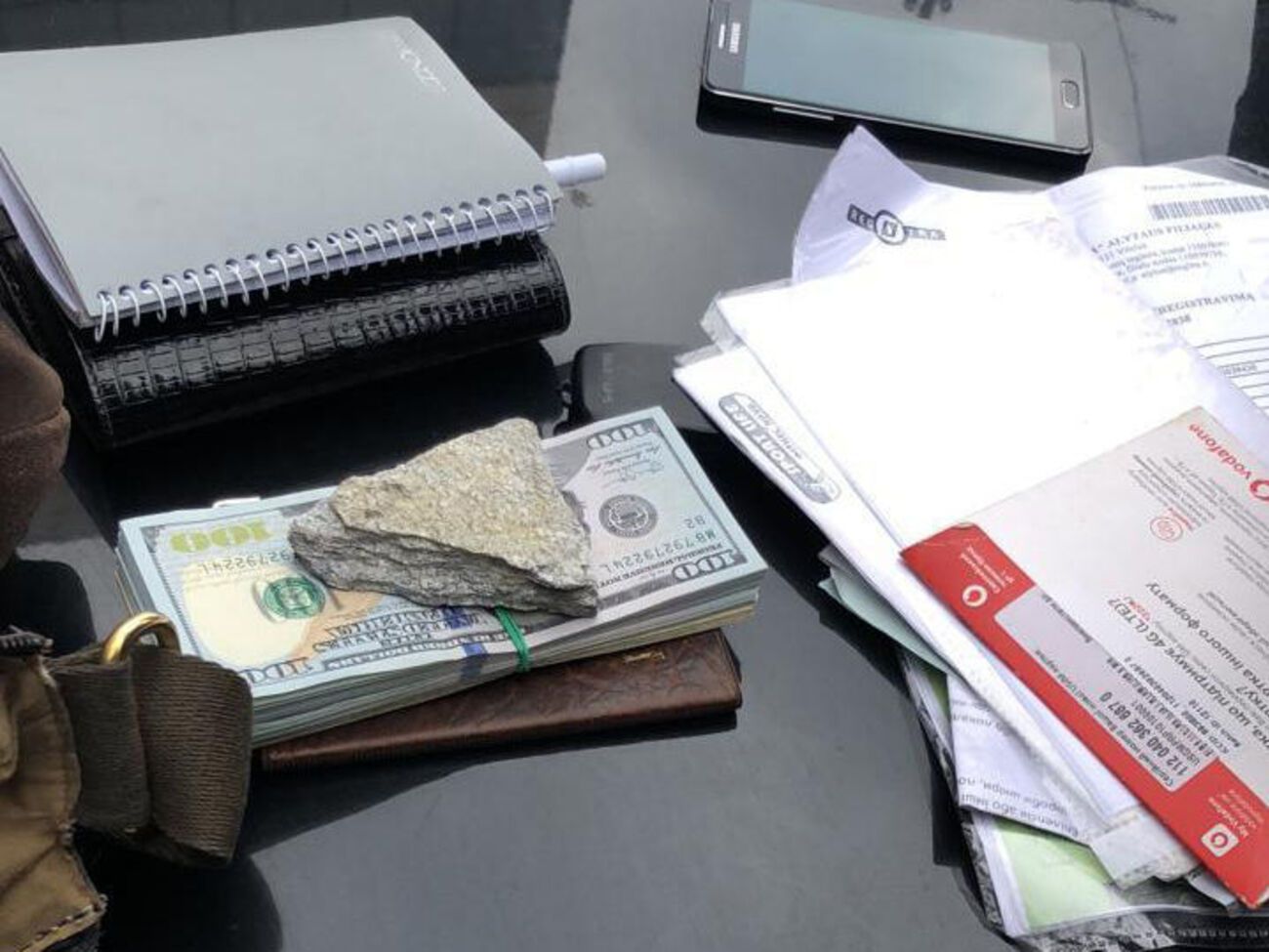 За інформацією слідства, гроші зловмисникам передавали частинами