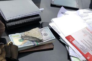 По информации следствия, деньги злоумышленникам передавали частями