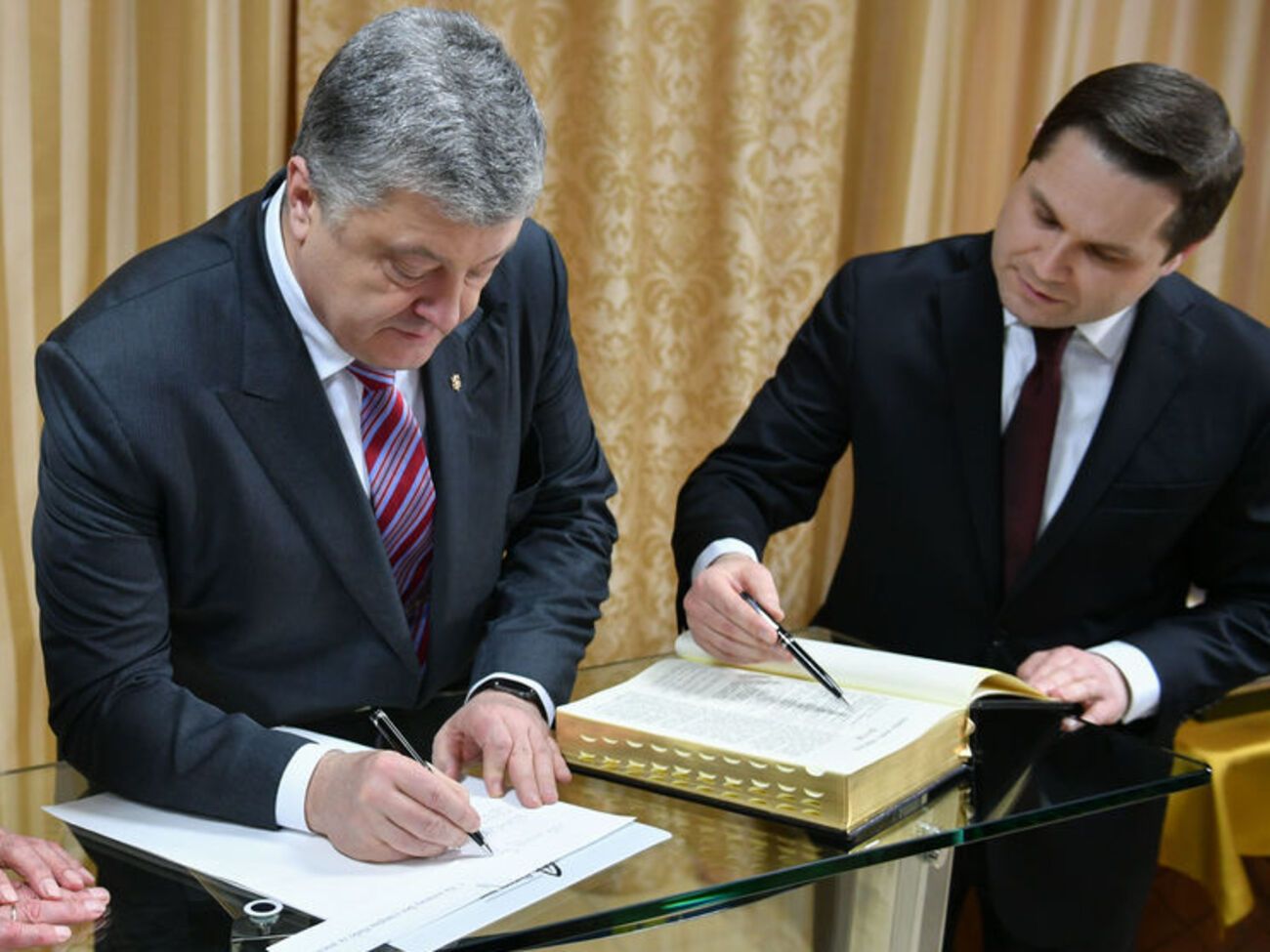 У створювану Біблію Порошенко (на фото зліва) вписав кілька рядків