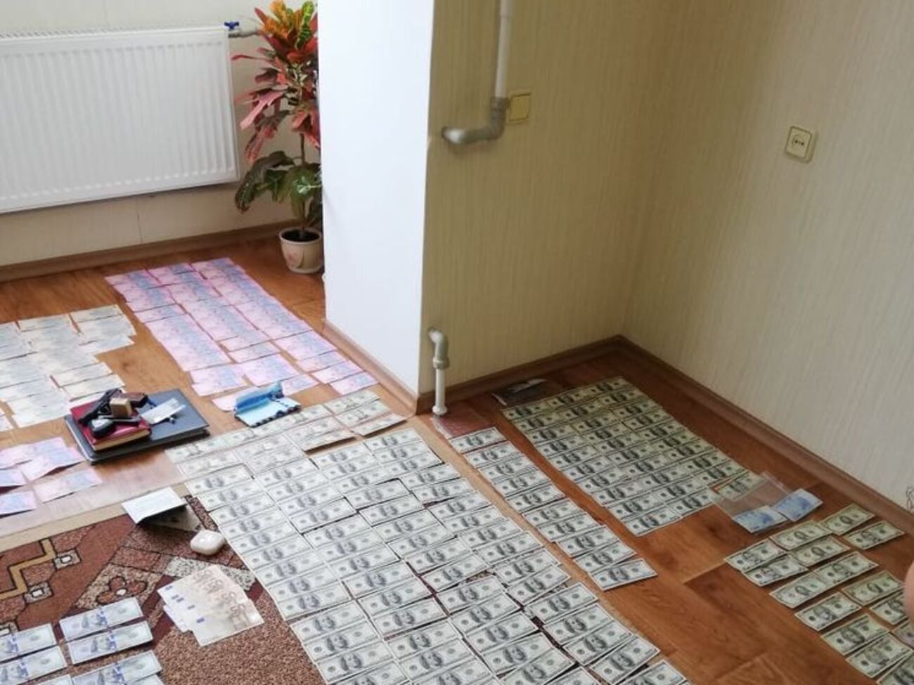 При обыске у полицейского изъяли $18 200
