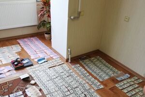 При обыске у полицейского изъяли $18 200