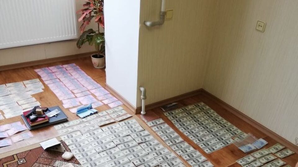 При обыске у полицейского изъяли $18 200