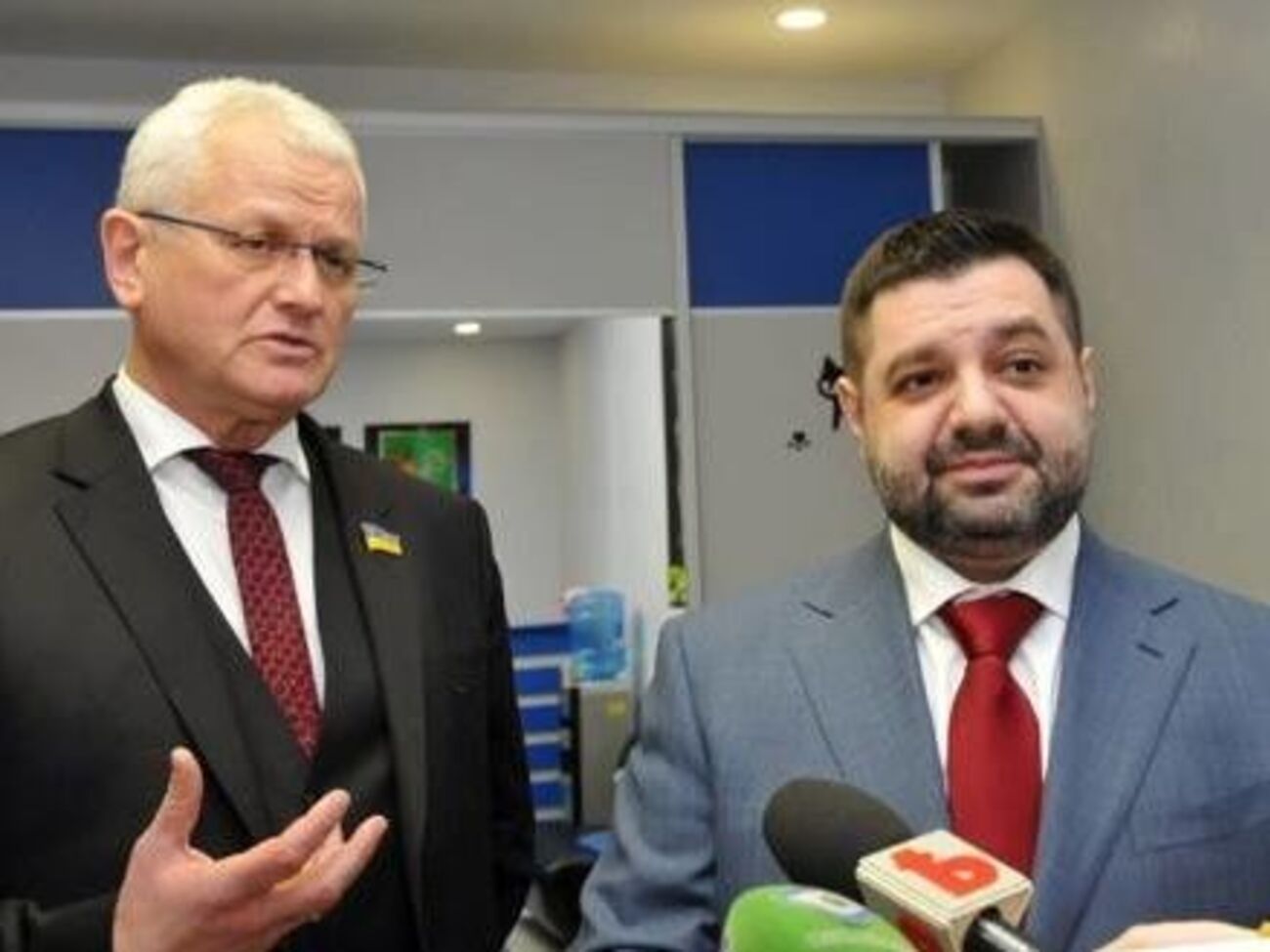За організацію Грановський (на фото праворуч) подякував своєму колезі з фракції Олександру Співаковському (на фото ліворуч), а також нардепам Тарасу Креміню, Олексію Скрипнику та Івану Кириленку