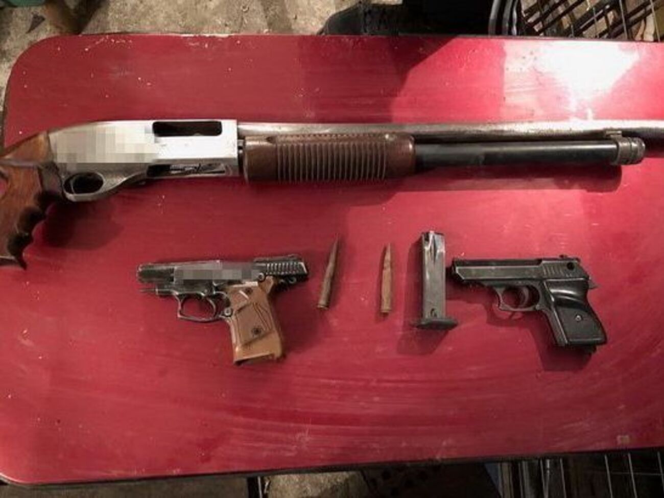 Правоохоронці вилучили два пістолети з видаленим маркуванням, обріз рушниці, міну та набої різного калібру