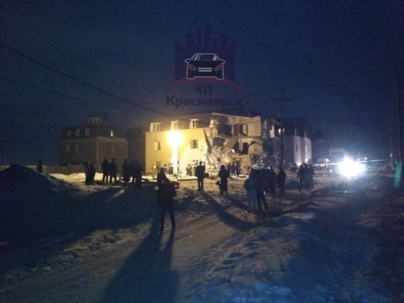 Из дома спасли 12 человек, из них двое детей