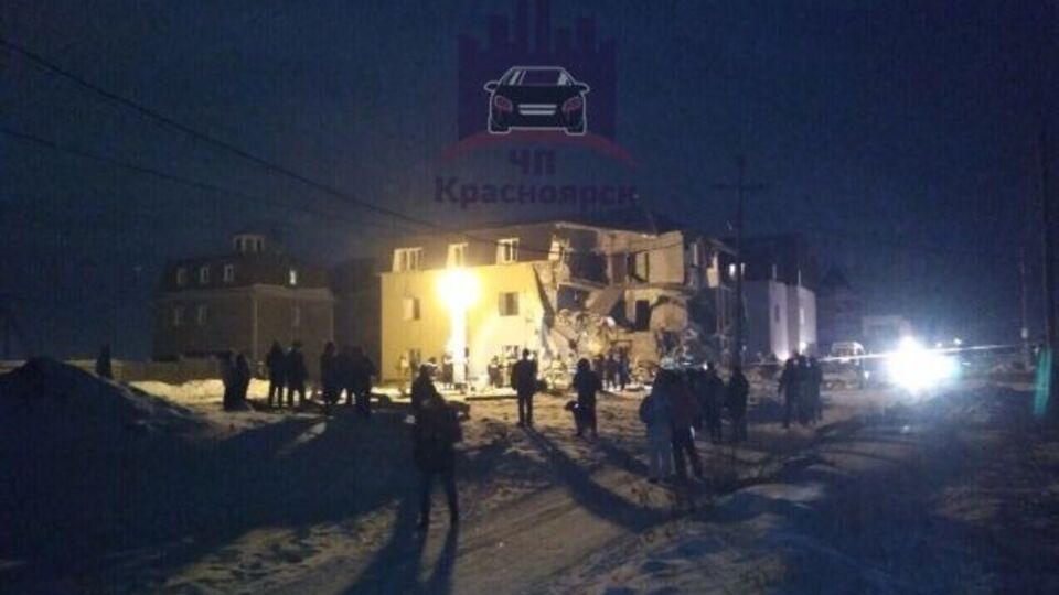 Із будинку врятували 12 осіб, із них двоє дітей