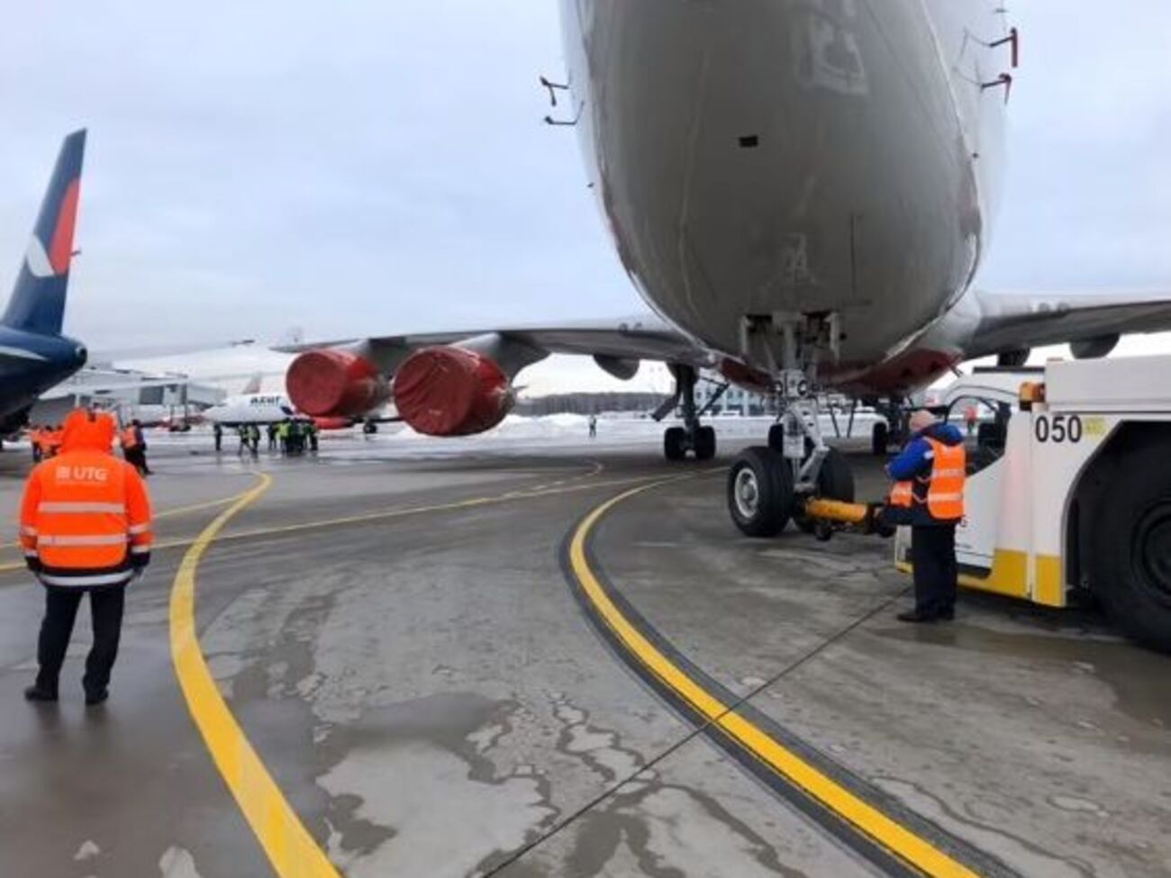 Літак авіакомпанії "Росія" під час буксирування зачепив Boeing 767 авіакомпанії Azur