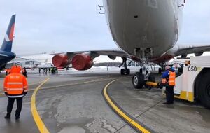 Літак авіакомпанії "Росія" під час буксирування зачепив Boeing 767 авіакомпанії Azur
