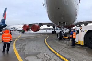 Літак авіакомпанії "Росія" під час буксирування зачепив Boeing 767 авіакомпанії Azur