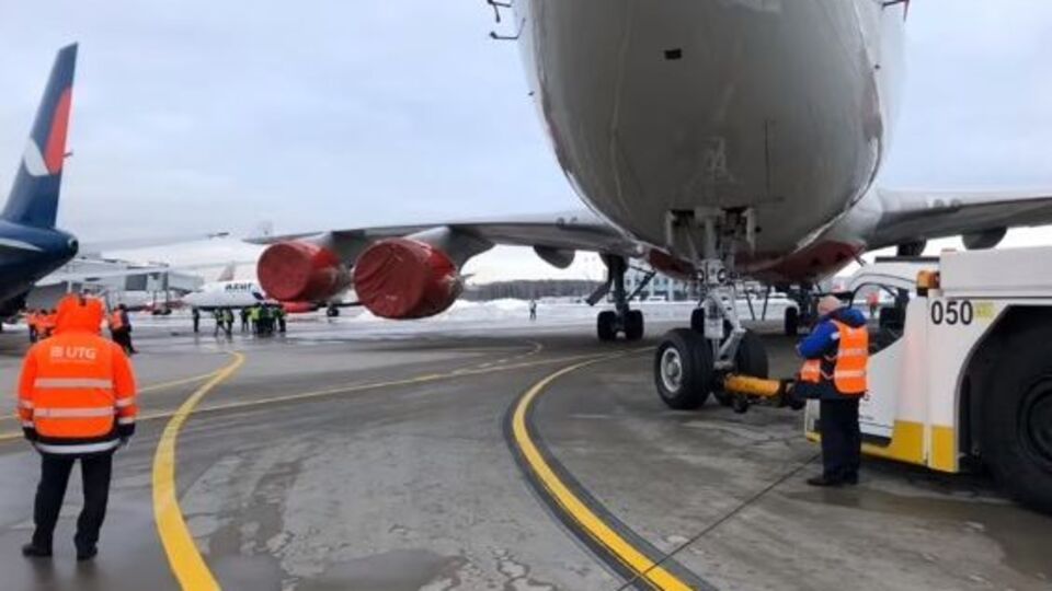 Літак авіакомпанії "Росія" під час буксирування зачепив Boeing 767 авіакомпанії Azur