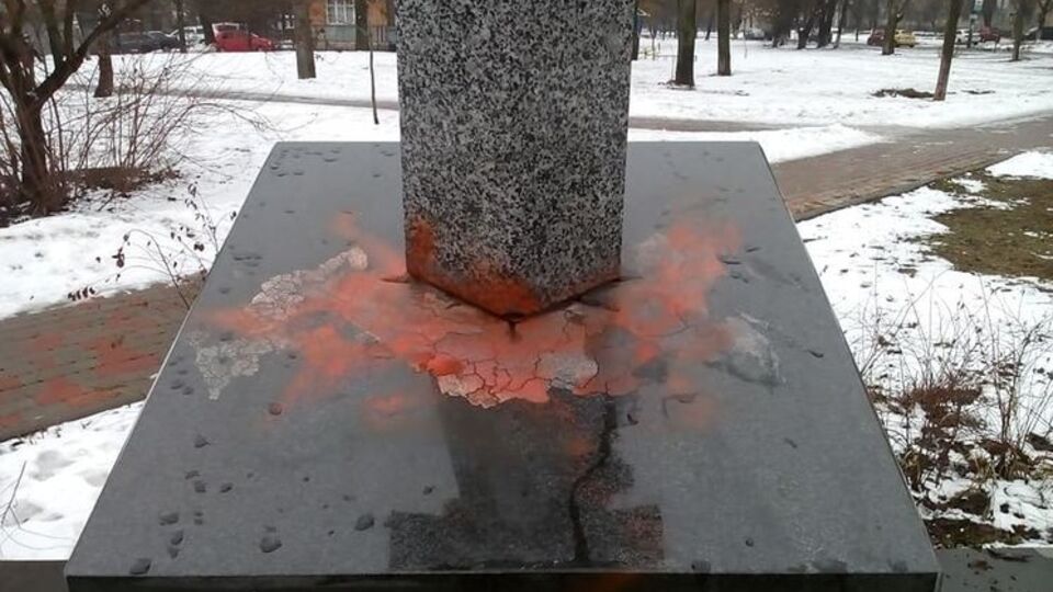 Памятник разрисовали краской