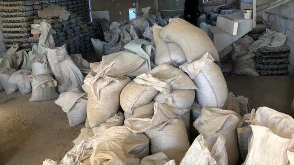 Співробітники СБУ вилучили майже 6 тонн бурштину-сирцю та понад півтонни обробленого каменю