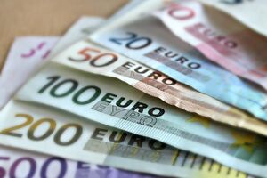 Цацаров не смог сказать, сколько именно денег перевели в Болгарию, сообщив, что речь идет о миллионах евро