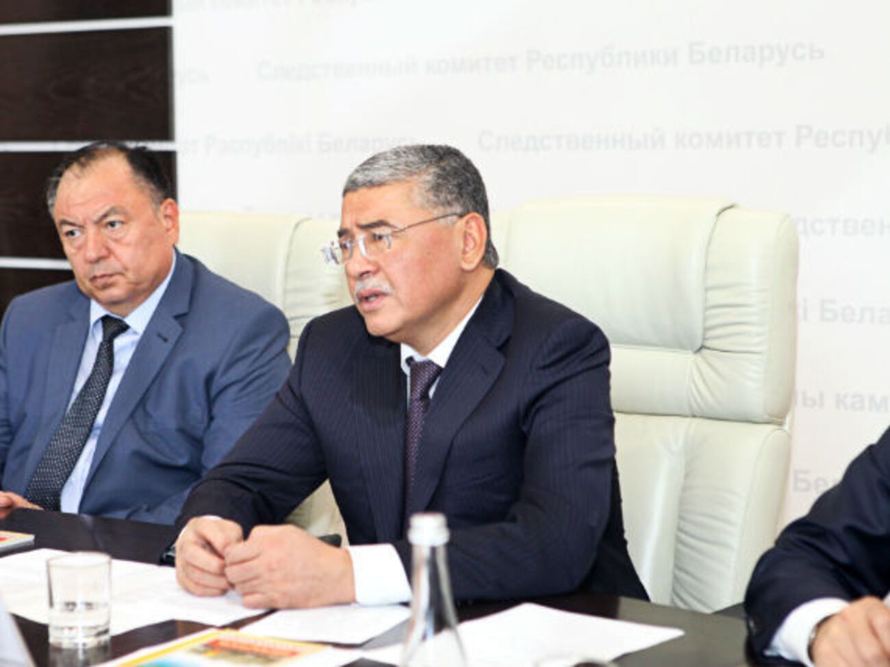 За даними ЗМІ, екс-голова Служби держбезпеки Узбекистану Іхтійор Абдуллаєв (у центрі) перебуває в СІЗО