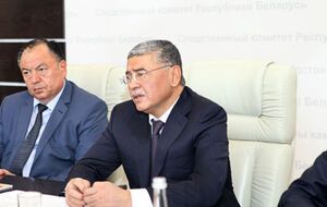По данным СМИ, экс-глава Службы госбезопасности Узбекистана Ихтиер Абдуллаев (в центре) находится в СИЗО