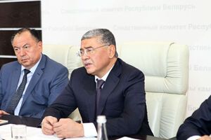 За даними ЗМІ, екс-голова Служби держбезпеки Узбекистану Іхтійор Абдуллаєв (у центрі) перебуває в СІЗО