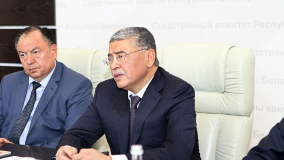 По данным СМИ, экс-глава Службы госбезопасности Узбекистана Ихтиер Абдуллаев (в центре) находится в СИЗО