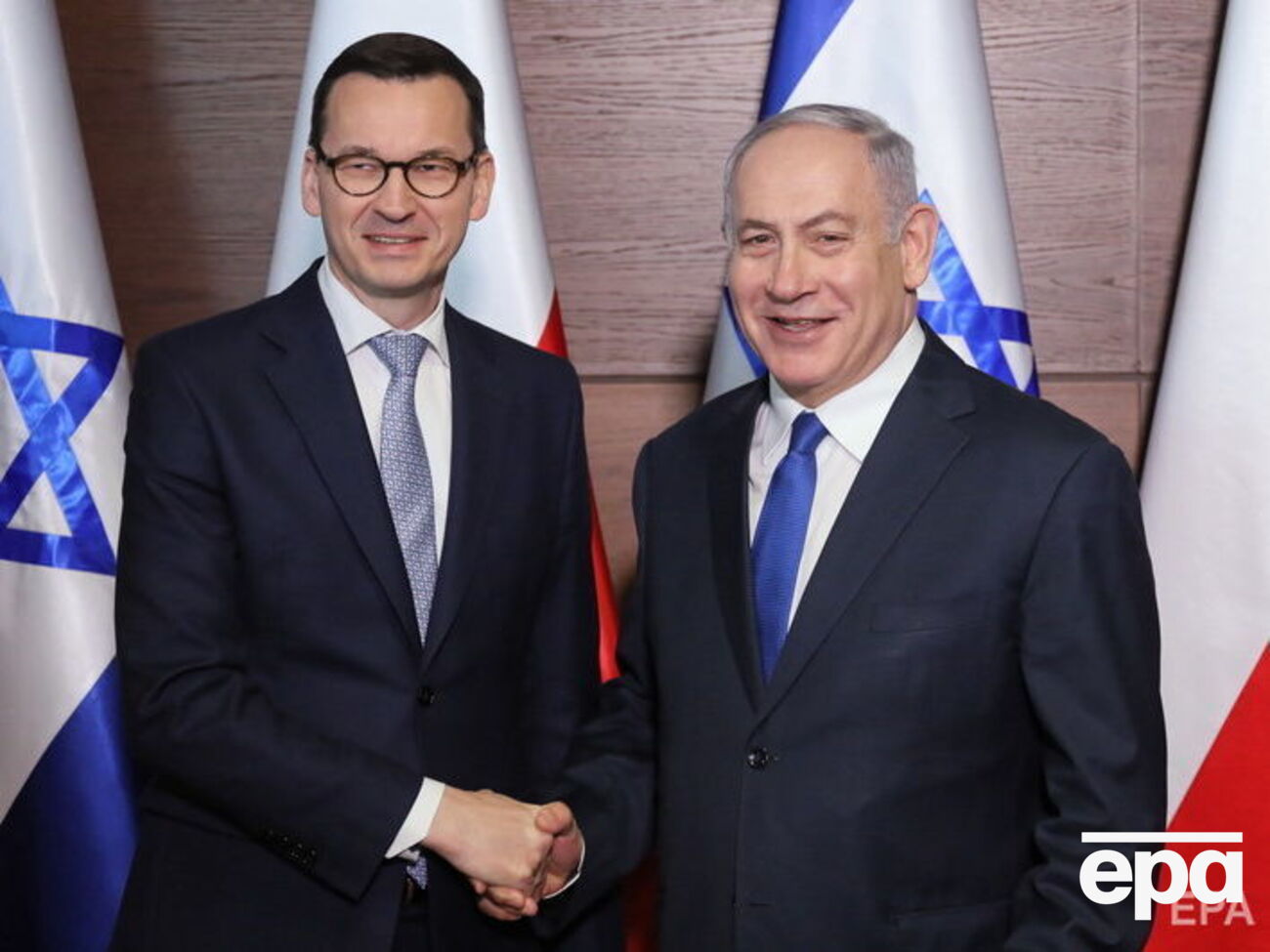 Премьер-министр Польши Матеуш Моравецкий (слева) приветствует Нетаньяху в Варшаве